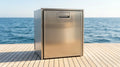 Frigorifero nautico da incasso con pannello in alluminio Clean Touch sul ponte in teak di una barca
