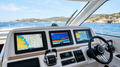 Tre chartplotter Garmin di diverse dimensioni sulla plancia di una barca