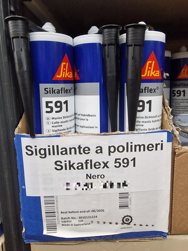Cartucce di Sikaflex 591 nero sullo scaffale del negozio