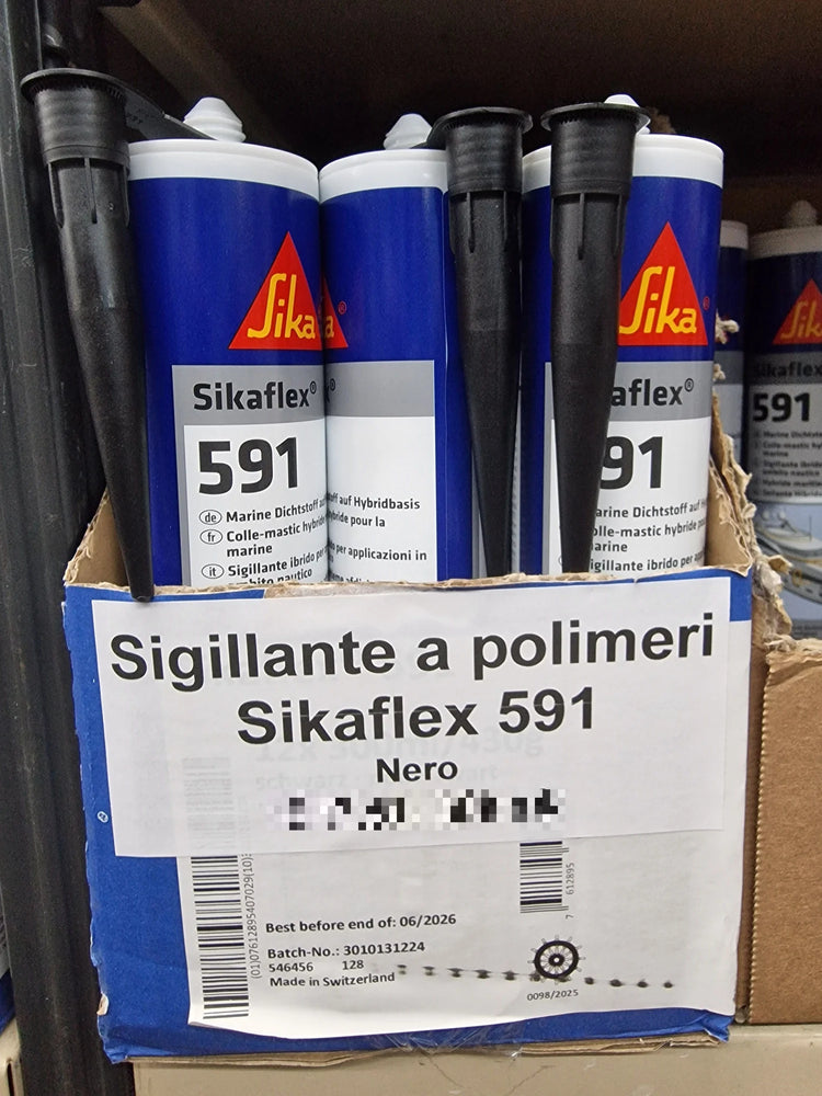 Cartucce di Sikaflex 591 nero sullo scaffale del negozio