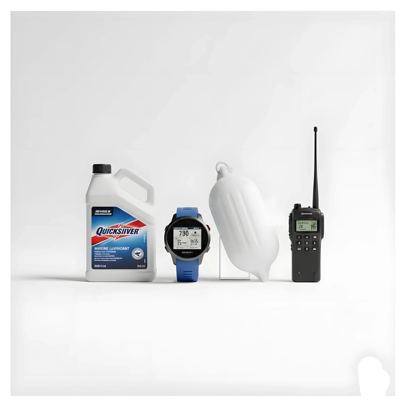 Una composizione dei prodotti nautici più venduti: un orologio Garmin Quatix, un flacone di olio Quicksilver, un parabordo bianco e un VHF portatile su sfondo neutro.