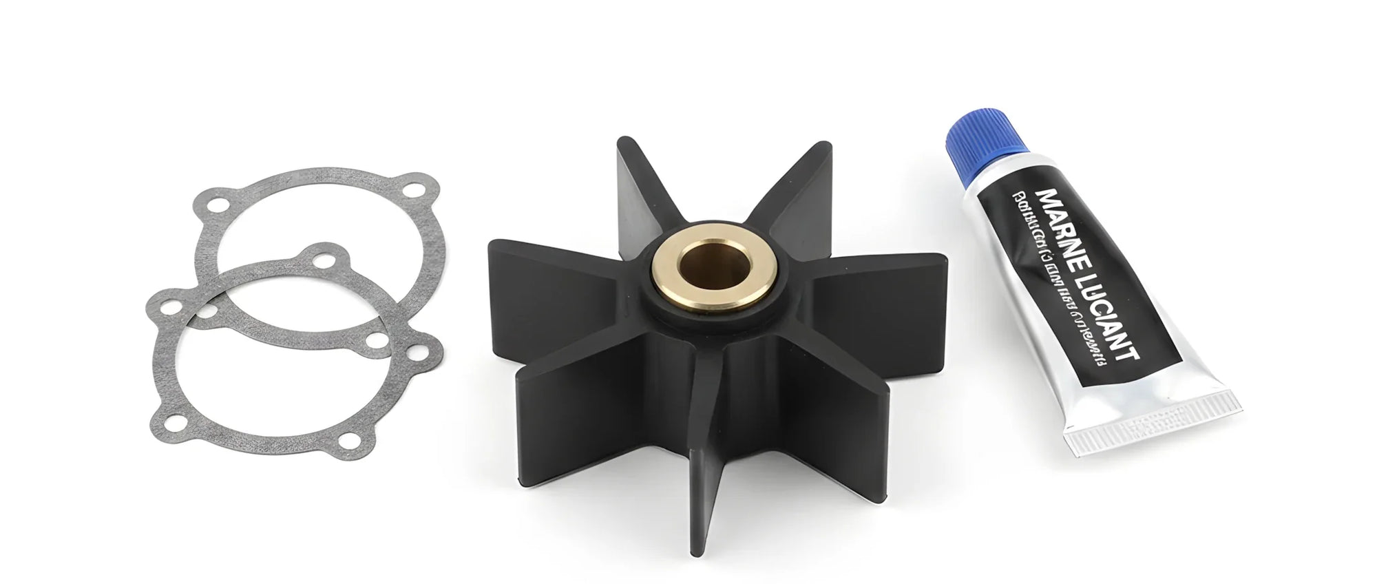 Un kit di revisione pompa acqua: una girante in gomma nera nuova, tre guarnizioni in carta e una fiala di lubrificante su sfondo bianco.