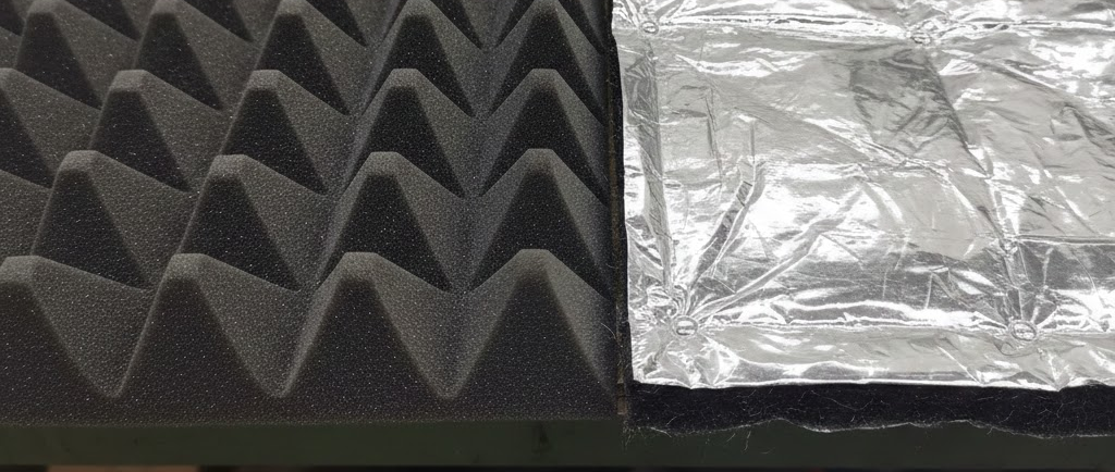 Un foglio di materiale insonorizzante piramidale grigio scuro e un pannello liscio con rivestimento argentato in alluminio per vano motore.