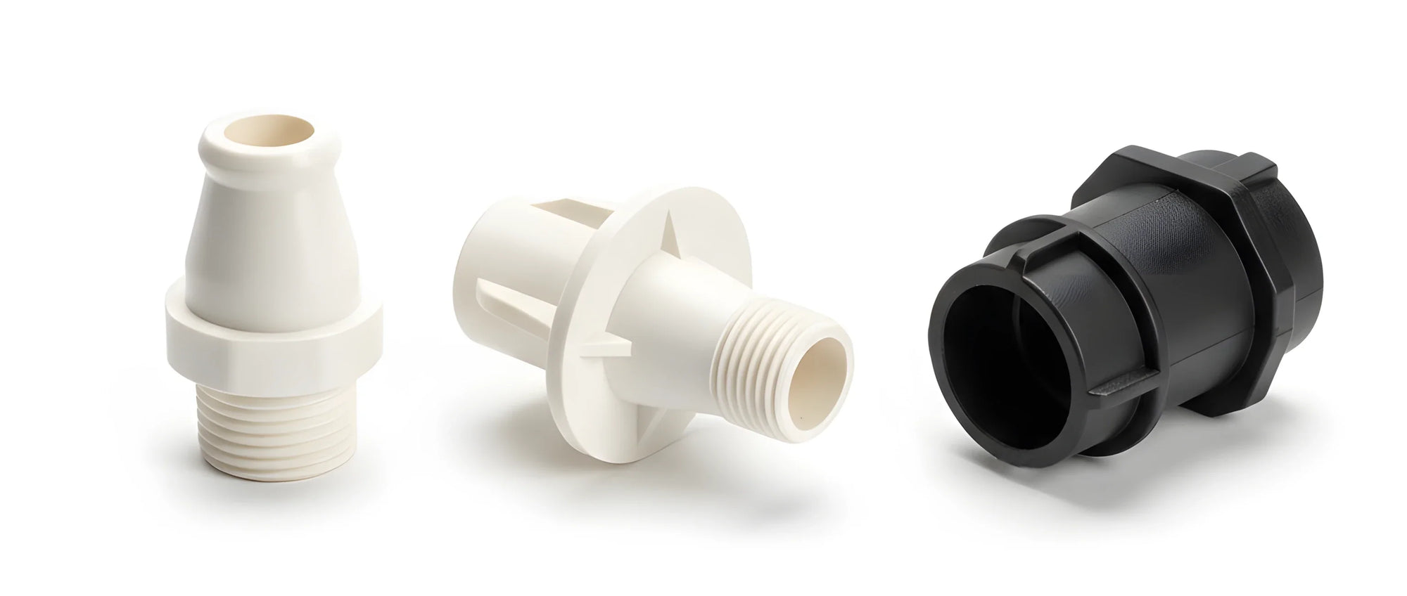 Un set misto di raccordi: un portagomma dritto in nylon bianco, uno scarico a mare bianco e un robusto raccordo a gomito in composito nero rinforzato.