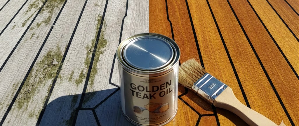 Dettaglio di una coperta in teak metà grigia (vecchia) e metà trattata (nuova dorata), con sopra un barattolo di olio per teak e un pennello.