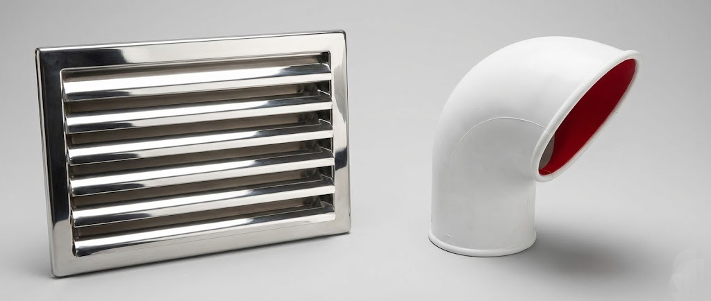 Una griglia di ventilazione a lamelle in acciaio inox lucido e una manica a vento bianca flessibile montata su una coperta.
