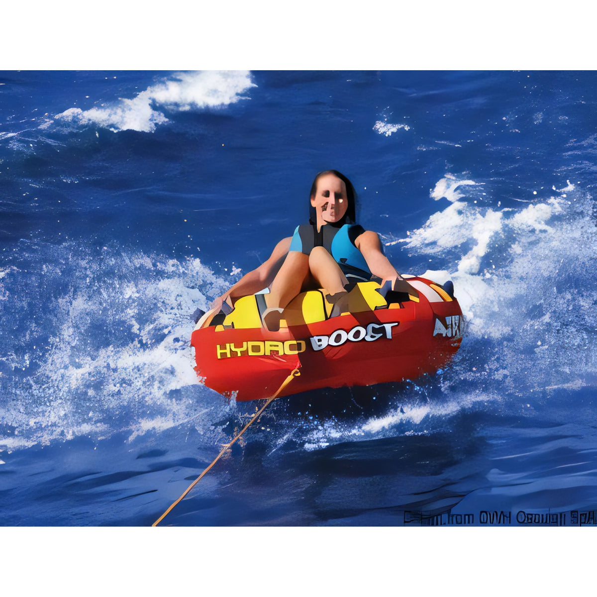 Gonfiabile tondo rosso-giallo Hydro Boost Ø 138 cm con ragazza in uso traino su acqua | Onautica