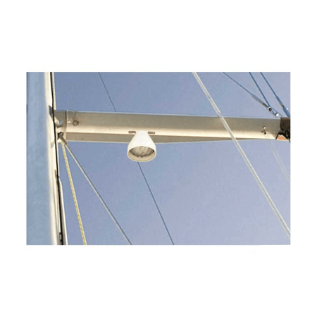 Faro da crocetta A-LINE SOFT STILL bianco montato su boma, vista dal basso con cielo blu | Onautica