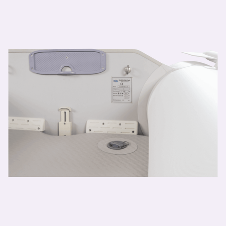 Interno tender gonfiabile EUROVINIL con pianale DropStitch grigio, sedili bianchi e targhetta CE | Onautica
