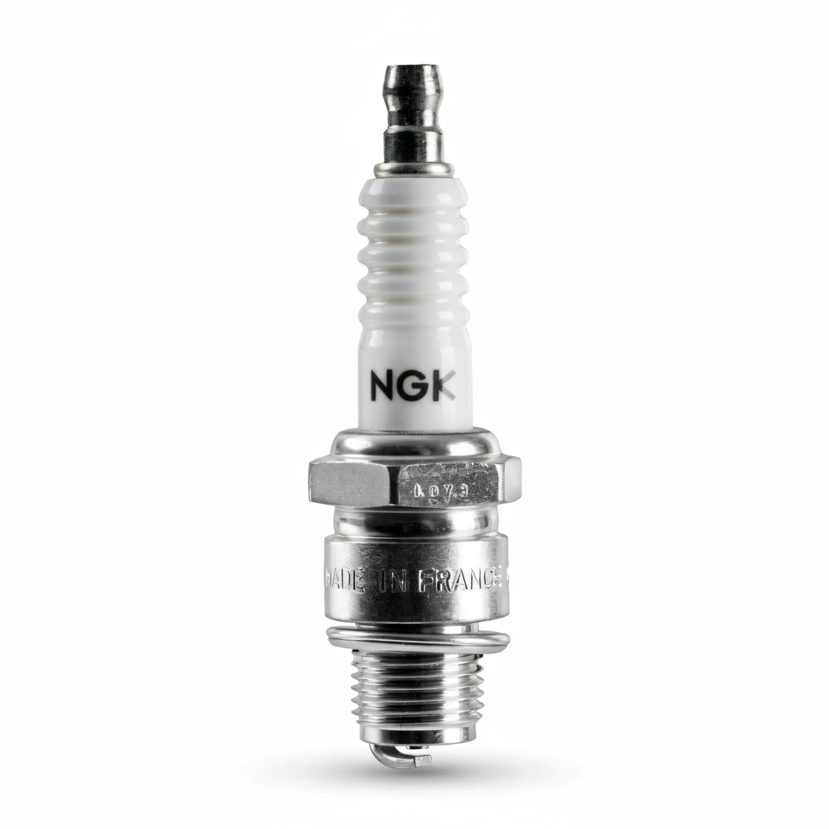 Candela NGK LKR7E in metallo cromato e ceramica bianca, isolatore nervato, Made in France | Onautica