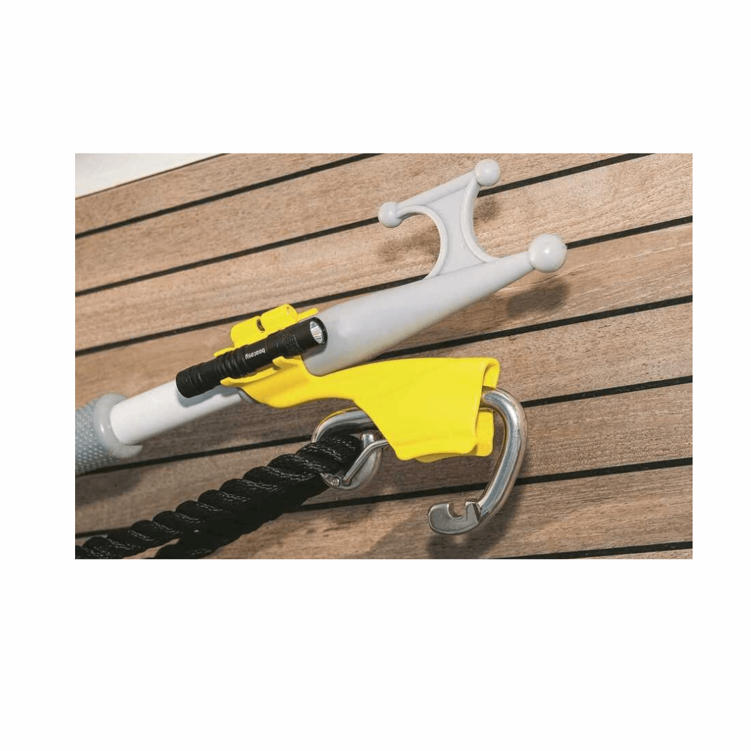 Gancio da ormeggio Boatasy Hooklinker giallo e acciaio con cima nera su superficie in teak | Onautica