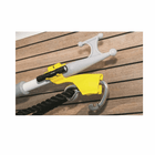 Gancio da ormeggio Boatasy Hooklinker giallo e acciaio con cima nera su superficie in teak | Onautica