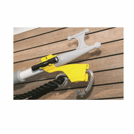 Gancio da ormeggio Boatasy Hooklinker giallo e acciaio con cima nera su superficie in teak | Onautica