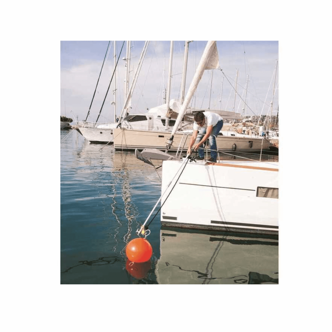 Gancio da ormeggio Boatasy Hooklinker usato per agganciare boa arancione da barca a vela bianca in marina | Onautica