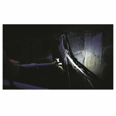 Gancio da ormeggio Boatasy Hooklinker installato su banchina con catena e cavo in notturna | Onautica