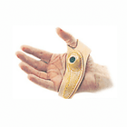 Guardapalmo sinistro in pelle beige per impiombature, indossato su mano sinistra con occhiello verde | Onautica
