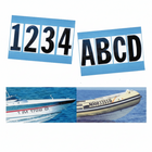 Adesivi nautici con lettere e numeri neri su sfondo bianco/blu, applicati su scafi di motoscafi in mare | Onautica