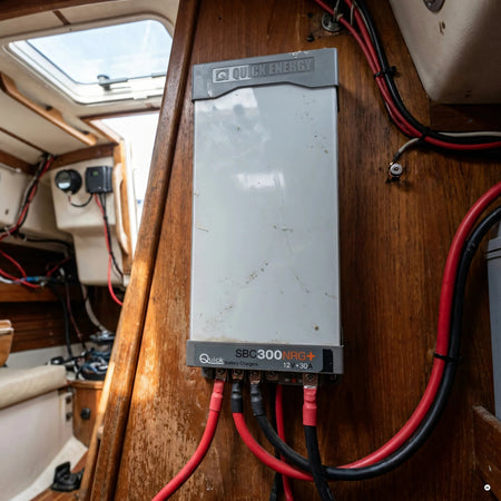 caricabatterie sbc 300 nrg low power 12v max 30 a 3 uscite — in uso a bordo