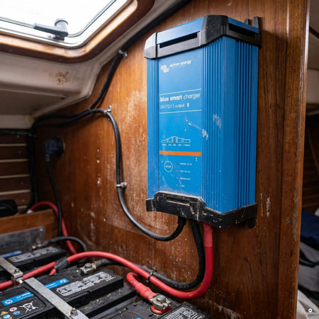 caricabatterie victron blue smart ip22 — in uso a bordo