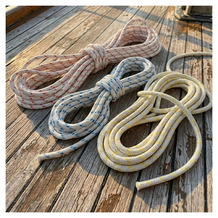 Cima nautica doppia treccia bianca in poliestere alta tenacità con spia colorata a contrasto.