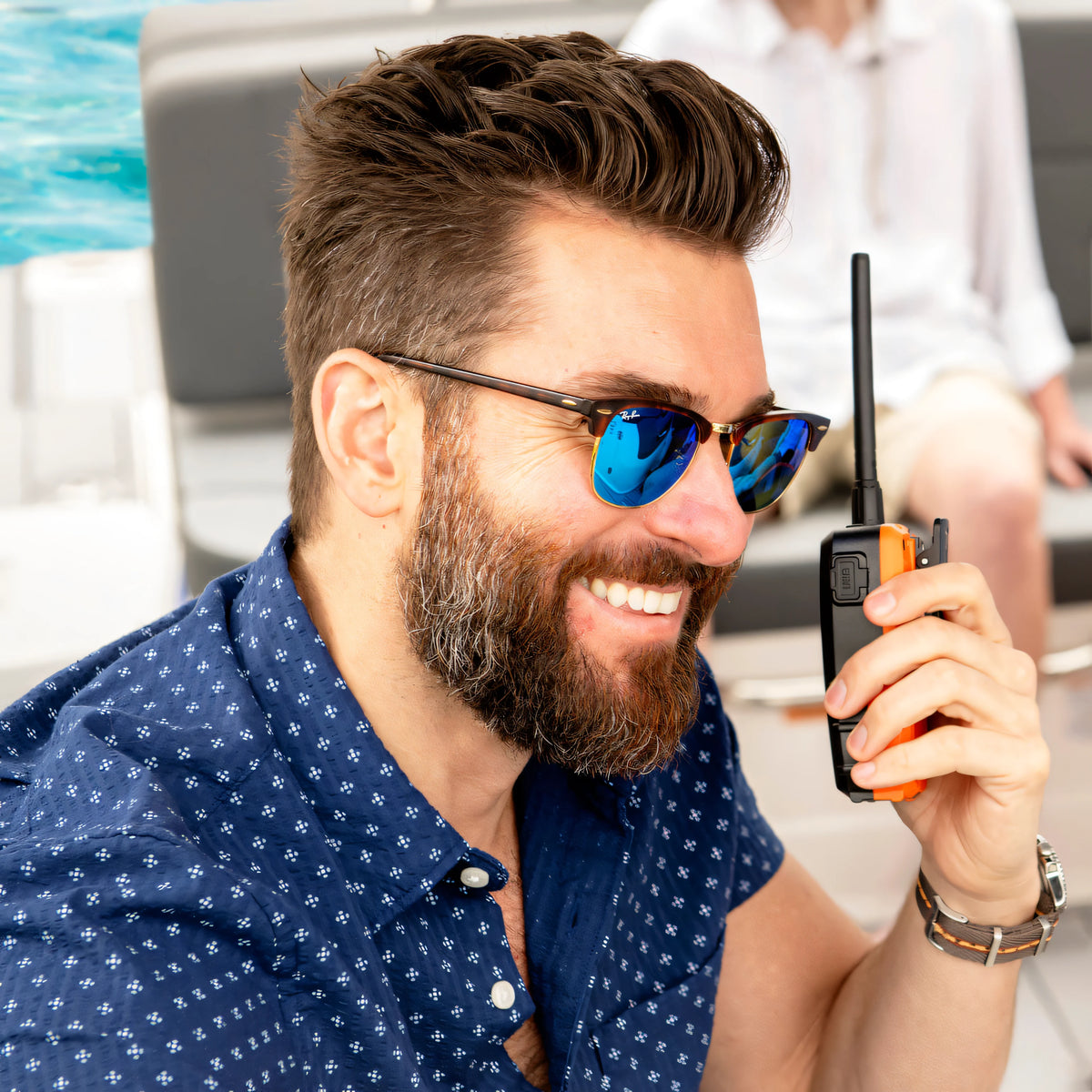 VHF portatile Cobra BlueBound 150E nero con banda arancione impugnato a bordo | Onautica