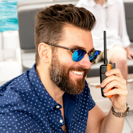 VHF portatile Cobra BlueBound 150E nero con banda arancione impugnato a bordo | Onautica