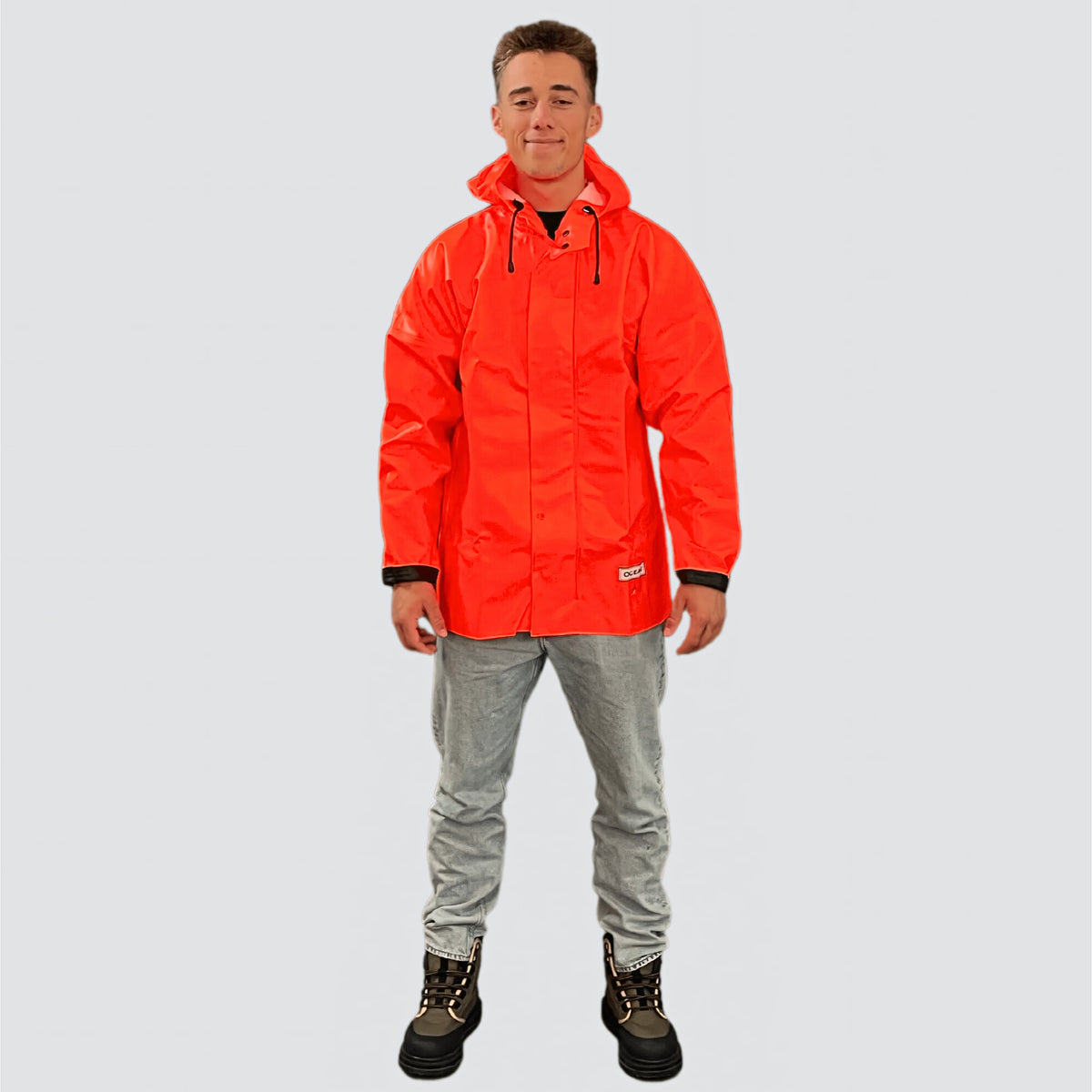 Giacca antipioggia OCEAN Offshore Heavy arancio fluo in PVC 560 g/m² con cappuccio grande e polsini in gomma, vista frontale