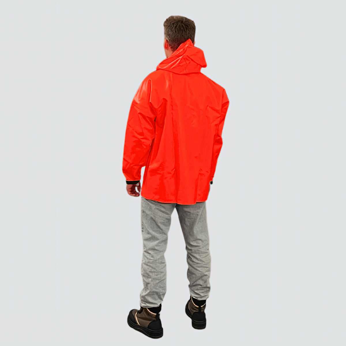Giacca antipioggia OCEAN Offshore Heavy arancio fluo in PVC 560 g/m² con cappuccio grande e polsini in gomma, vista laterale da dietro