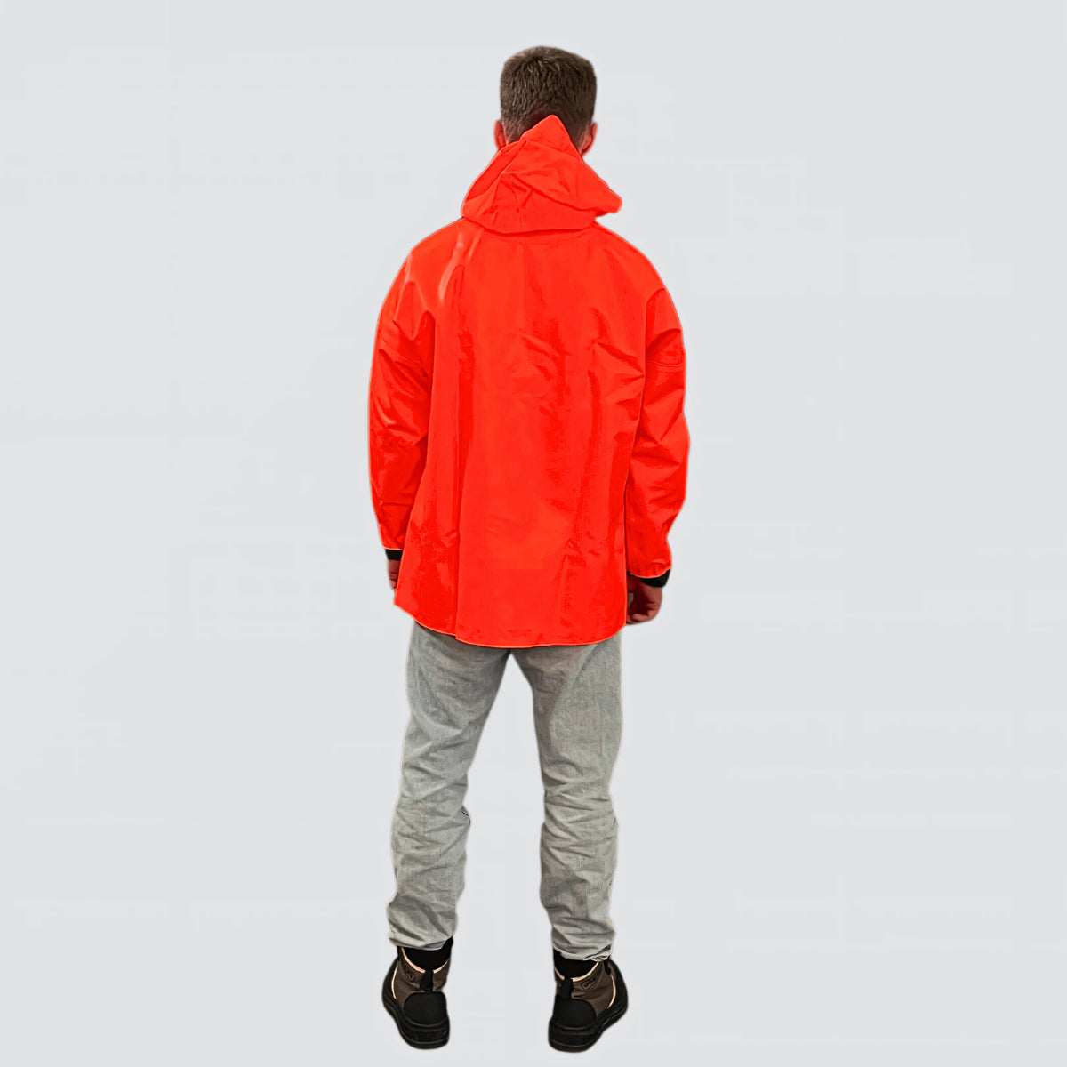 Giacca antipioggia OCEAN Offshore Heavy arancio fluo in PVC 560 g/m² con cappuccio grande e polsini in gomma, vista posteriore