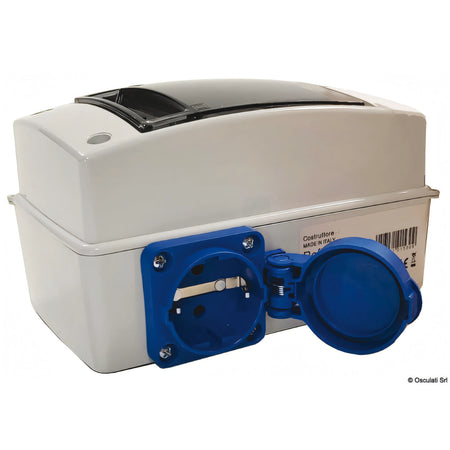 Quadro elettrico Osculati 16A 230V in ABS bianco, vista della presa Schuko con tappo sul lato