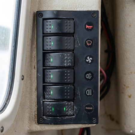 pannello elettrico pcp compact 6 interruttori led ip66 — in uso a bordo