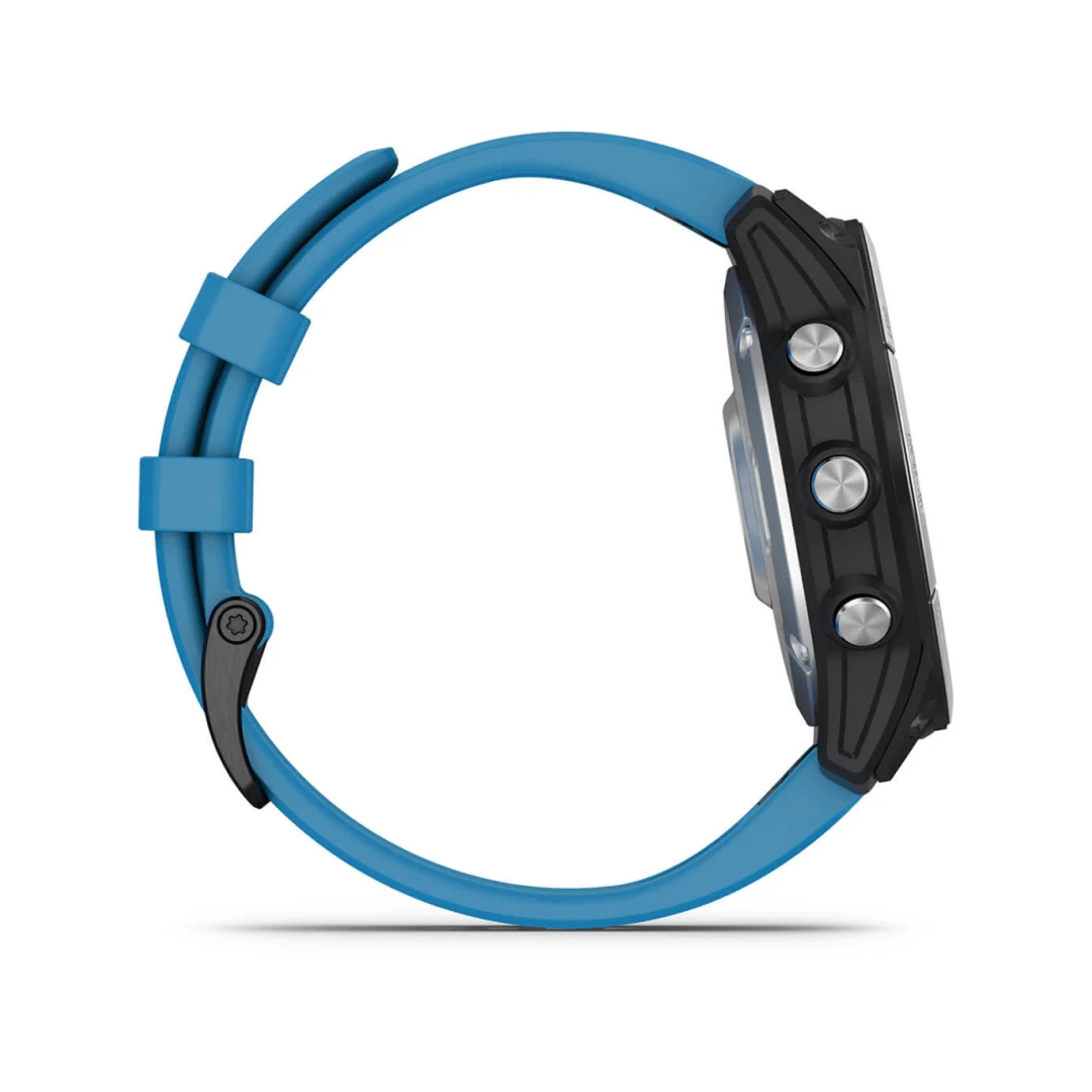 Vista laterale orologio Garmin Quatix 7 Standard Edition con cinturino in silicone azzurro e cassa nera con tre pulsanti | Onautica
