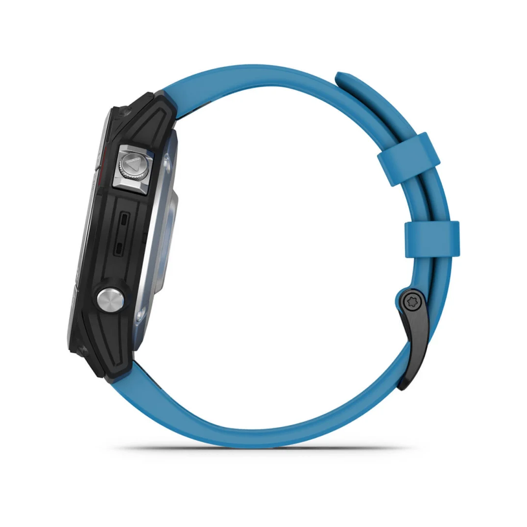 Orologio GPS Garmin Quatix 7 visto di lato, cassa nera con pulsanti silver e cinturino silicone blu | Onautica
