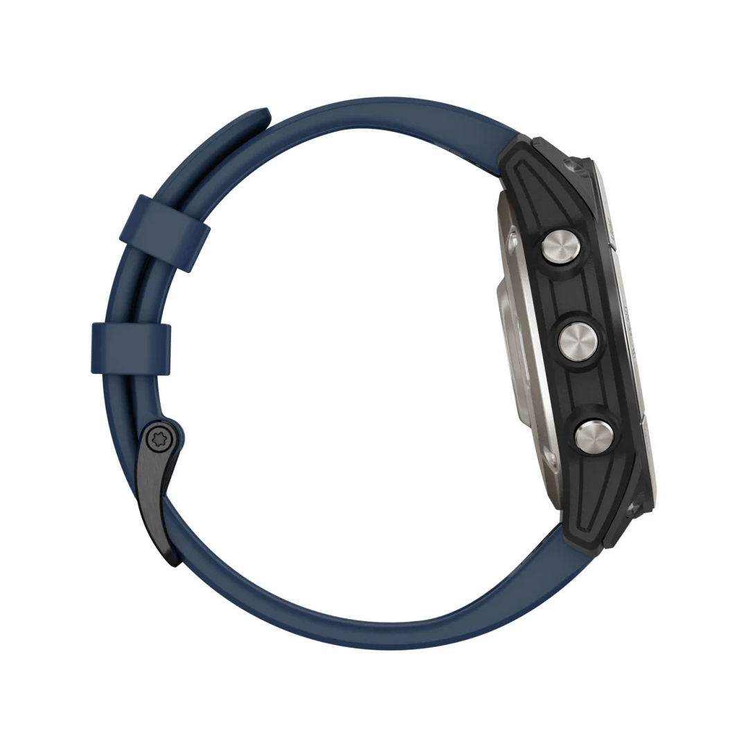 Vista laterale orologio Garmin Quatix 7 Pro con cinturino in silicone blu navy e cassa nera con tre pulsanti laterali | Onautica