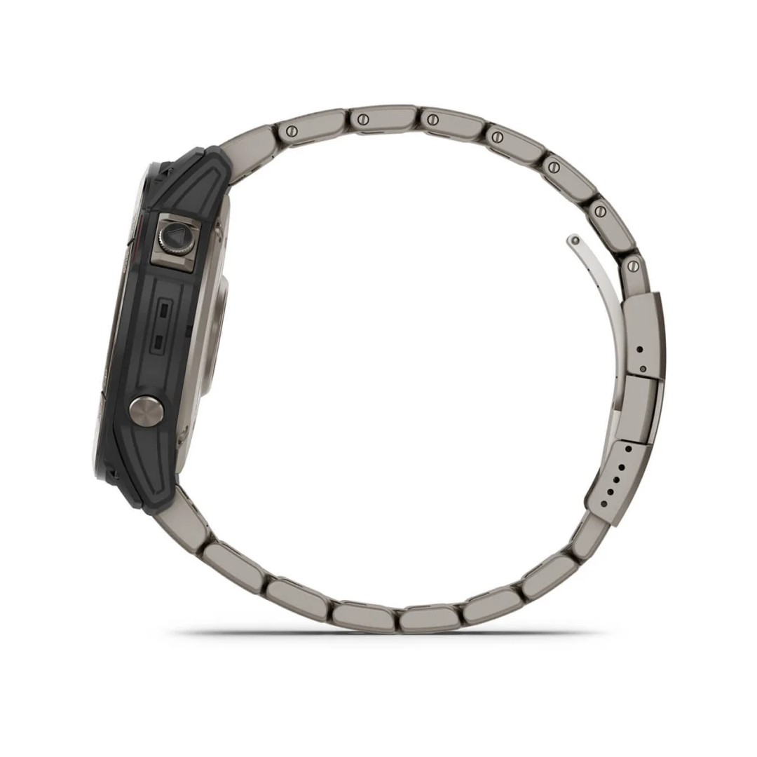 Vista laterale orologio Garmin Quatix 7X Solar Edition con cinturino in titanio color grigio e cassa nera | Onautica