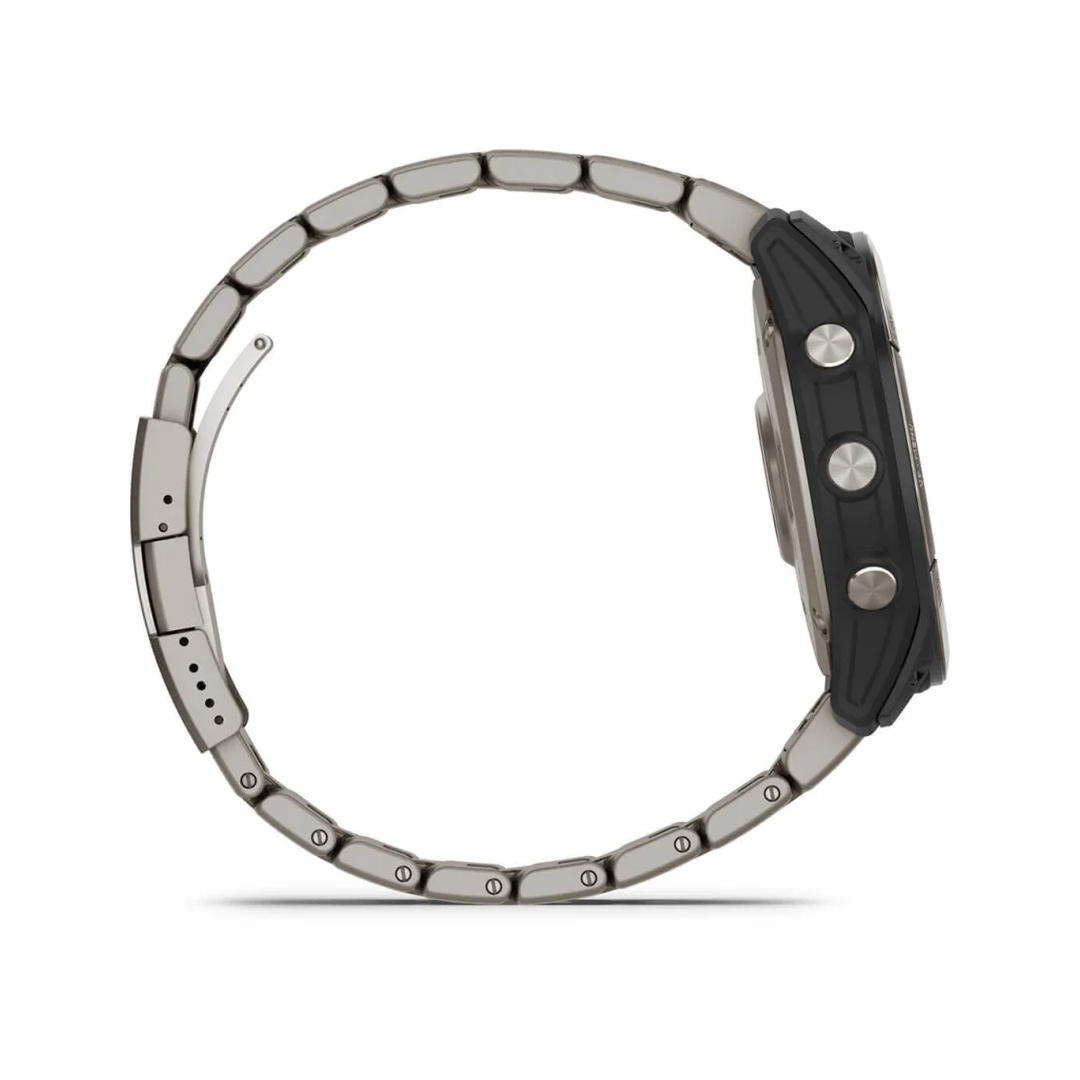 Orologio Garmin Quatix 7X Solar Edition vista laterale, cinturino in titanio con chiusura a farfalla | Onautica