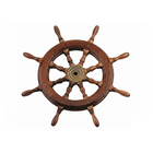 Ruota timone nautica classica a caviglie in legno di mogano con mozzo centrale in ottone lucido.