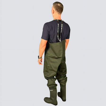 Scafandro OCEAN Original Waders verde in PVC con stivali integrati, vista laterale da dietro