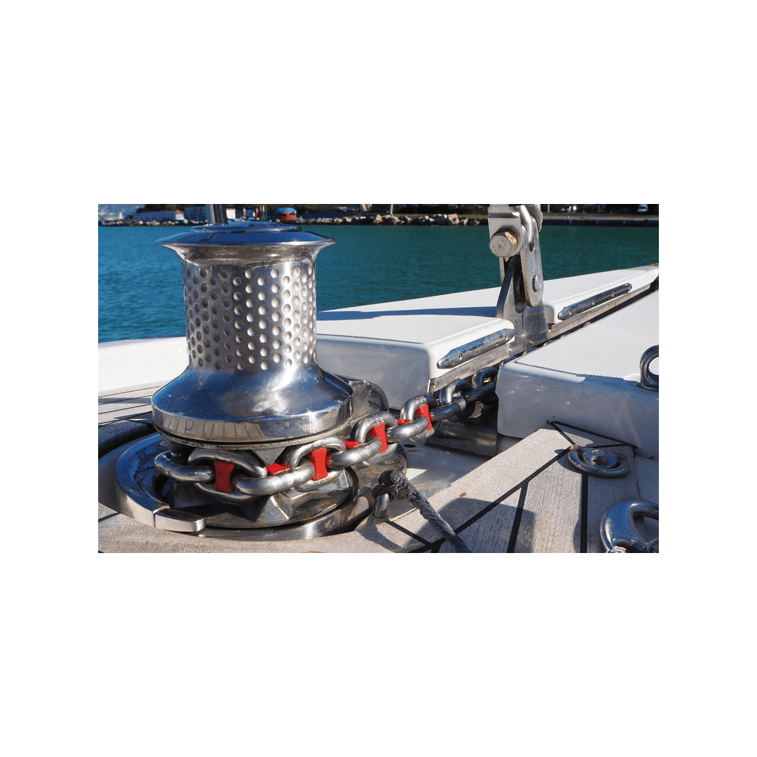 Segnacatena colorati Chain Rainbow rossi su catena inox con verricello a prua di barca a vela | Onautica