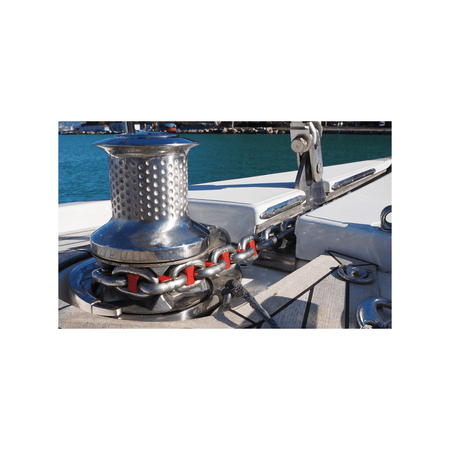 Segnacatena colorati Chain Rainbow rossi su catena inox con verricello a prua di barca a vela | Onautica