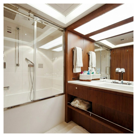 interno di un bagno di una barca per collegare la siggillatura con Cartuccia di silicone neutro SikaSeal 174/175 resistente a muffa e raggi UV per sigillature interne ed esterne.