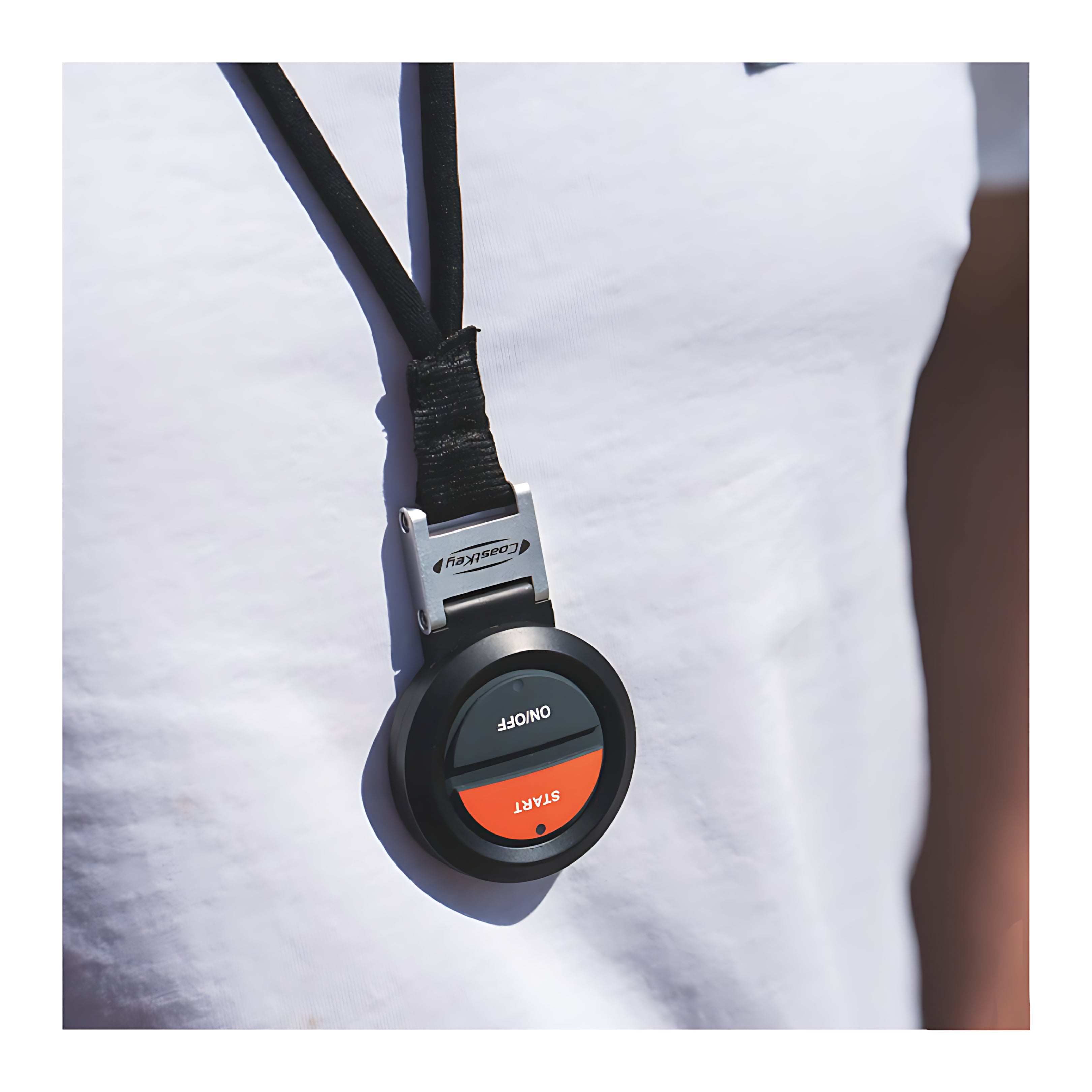 Sistema CoastKey per avviamento motori senza chiavi e sicurezza MOB wireless. Include pannello PIN, centralina e telecomando FOB per barche.