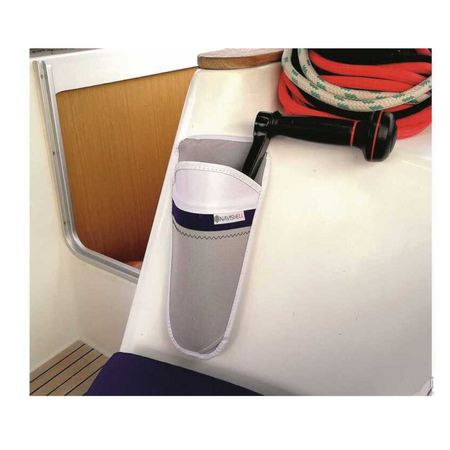 Tasca portamanovella winch Navishell in tessuto acrilico, resistente UV e idrorepellente. Fissaggio versatile con ventose o viti. d