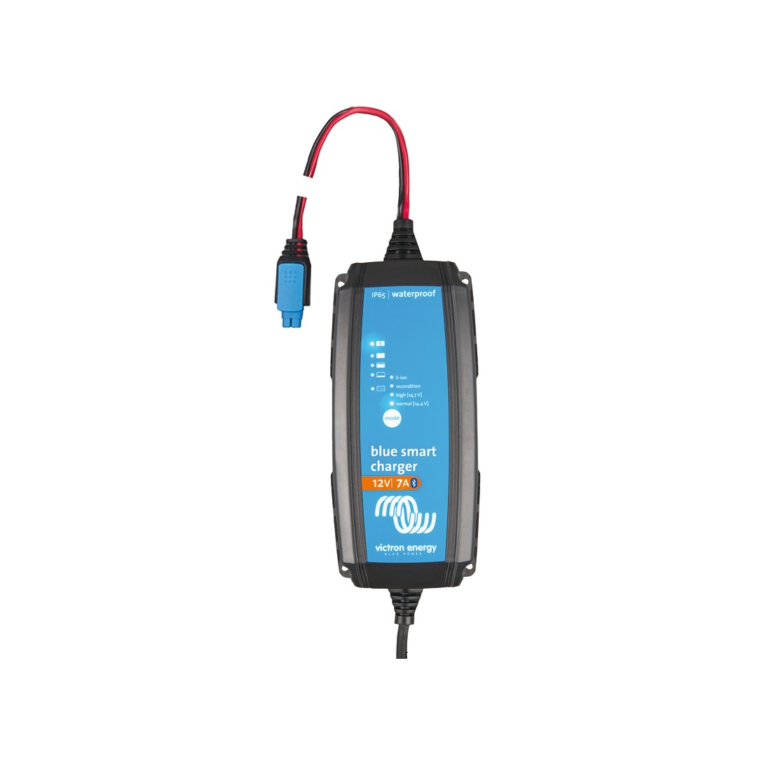 Caricabatteria professionale Victron BlueSmart IP65 resistente all'acqua e polvere, con connessione Bluetooth per smartphone e accessori inclusi.
